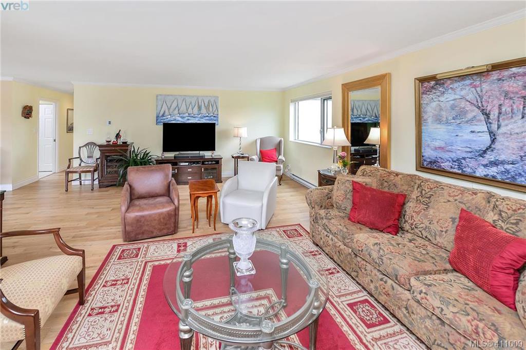  401 1370 Beach Drive, Victoria, BC 411009 Miles Takacs