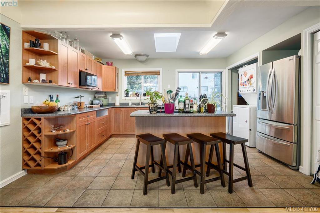 3880 Cedar Hill Road, Victoria, BC 411700 Kieren Rasura