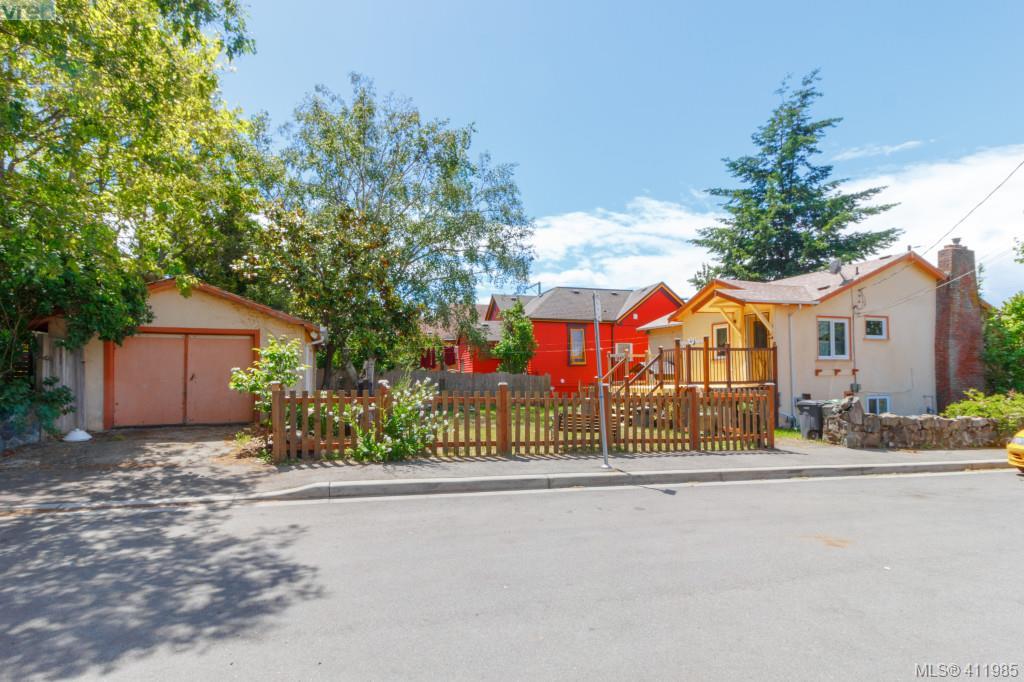 1911 Chambers Street, Victoria, BC 411985 McCollom Real Estate Ltd.