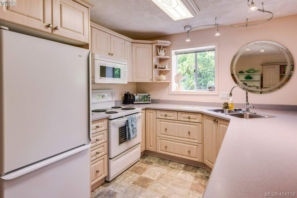 1703 Kenmore Road, Victoria, BC 414712 Julie Demelo