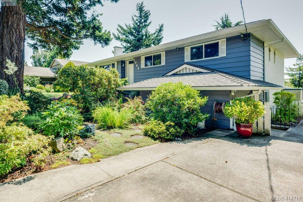 1703 Kenmore Road, Victoria, BC 414712 Julie Demelo