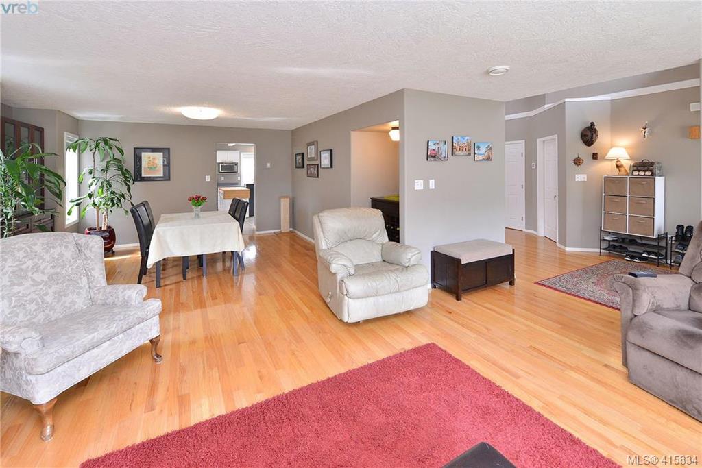 1285 McLeod Place, Victoria, BC 415834 Miles Takacs