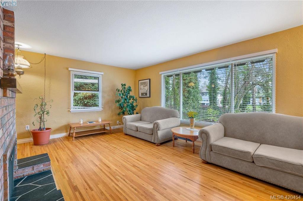 667 W Burnside Road, Victoria, BC 420454 Kieren Rasura