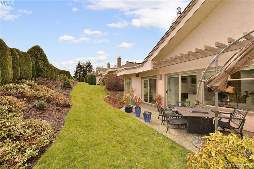  8 4318 Emily Carr Drive, Victoria, BC 423784 Nicole Pelan