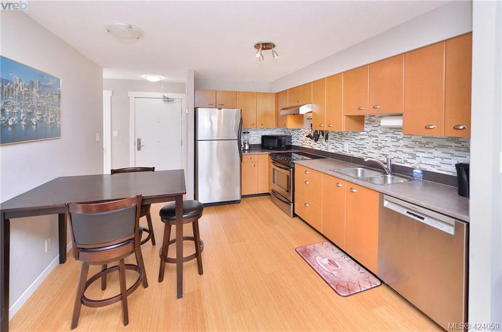  310 751 Fairfield Road, Victoria, BC 424059 Nicole Pelan