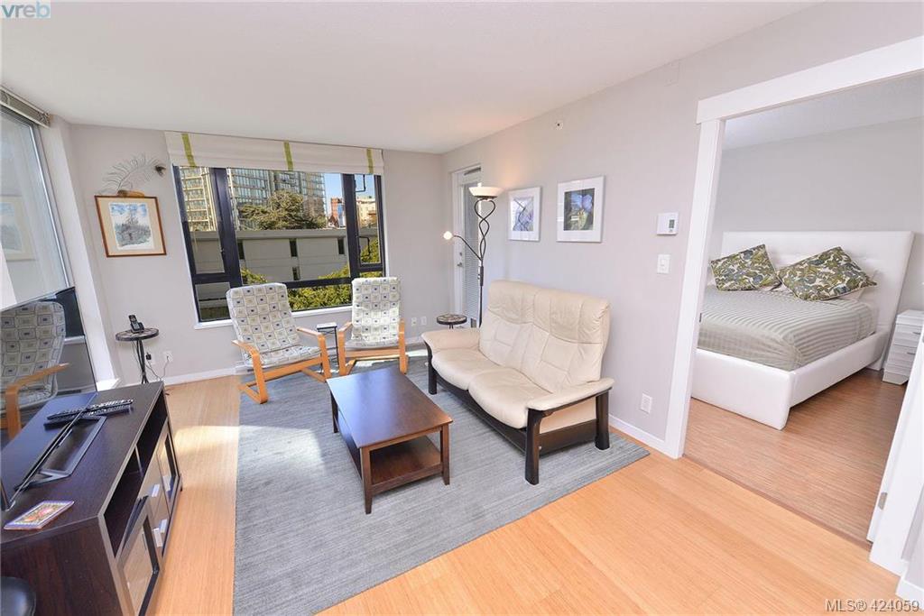  310 751 Fairfield Road, Victoria, BC 424059 Nicole Pelan