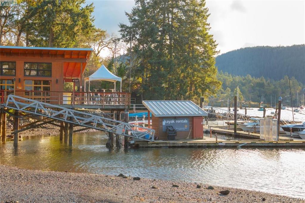  307 7111 West Saanich Road, Central Saanich, BC 426307 The House