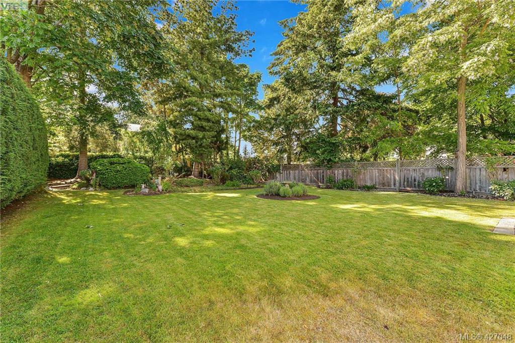 948 St. Charles Street, Victoria, BC 427048 Miles Takacs