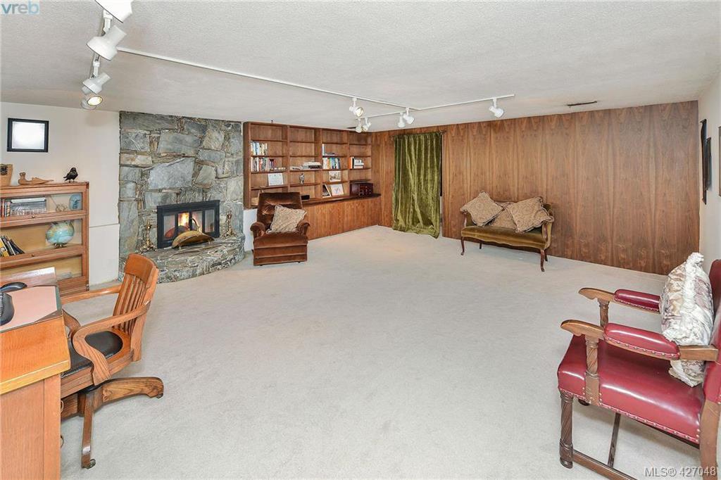 948 St. Charles Street, Victoria, BC 427048 Miles Takacs