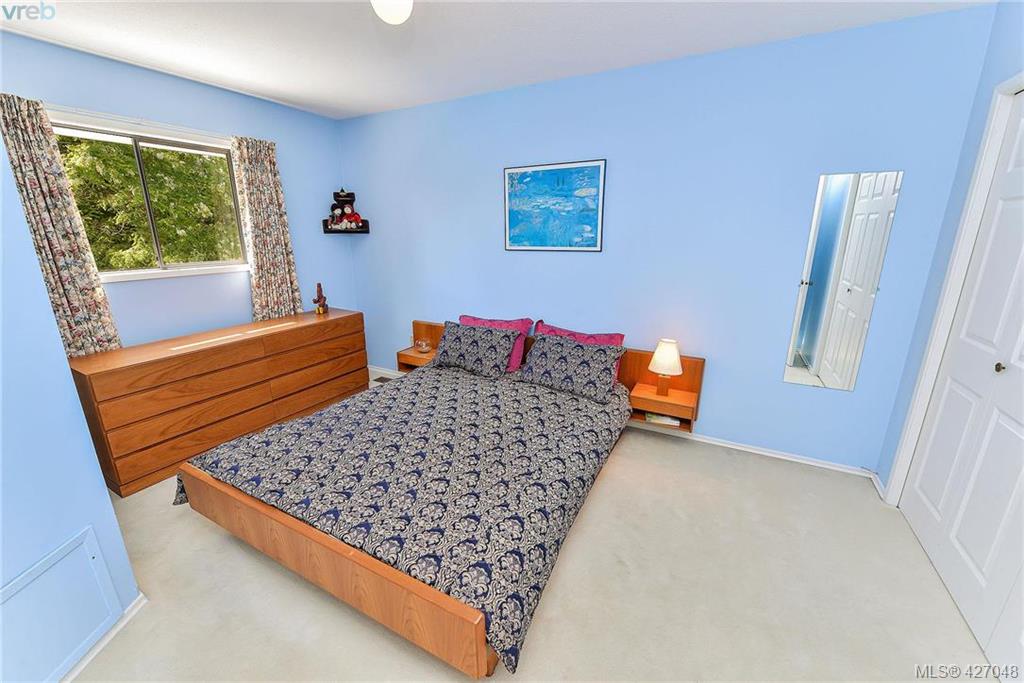 948 St. Charles Street, Victoria, BC 427048 Miles Takacs