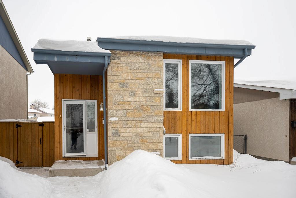 25 Carriage House Road, Winnipeg, MB, R2N 2J1 202202576 John Frank