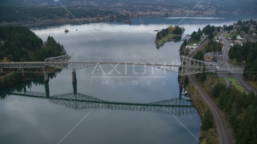 The Bridge of the Gods spanning the Columbia River in Cascade Locks, Columbia River Gorge, Oregon Aerial Stock Photos AX154_174.0000222F