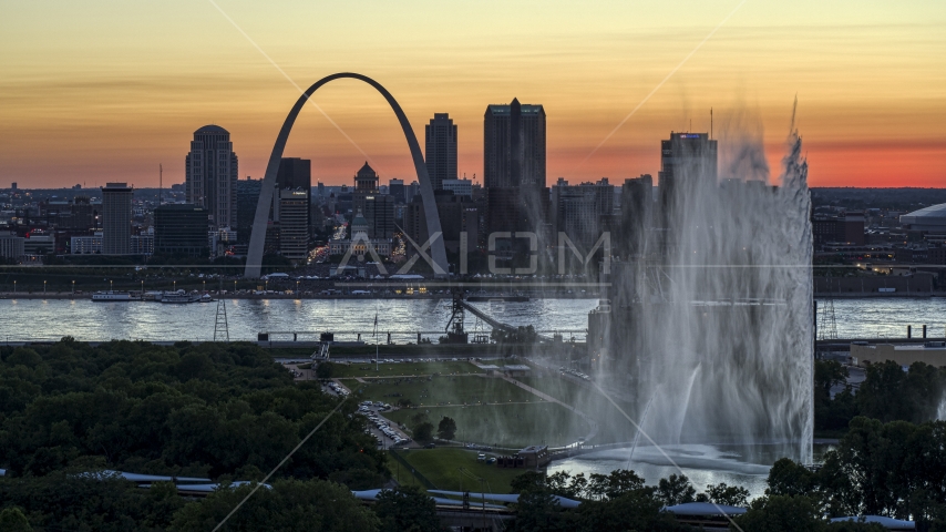 The Gateway Geyser and Arch, Downtown St. Louis, Missouri, twilight Aerial Stock Photos DXP001_030_0001