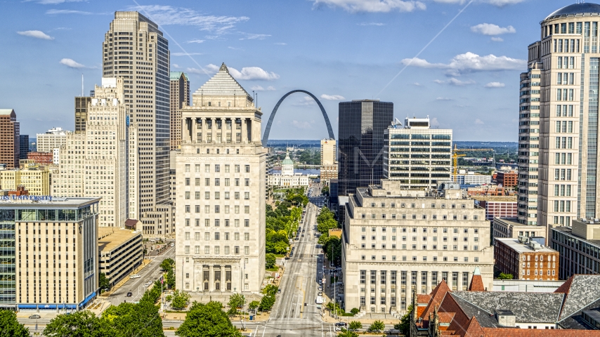 Museum at the Gateway Arch between two courthouse buildings in Downtown St. Louis, Missouri ...