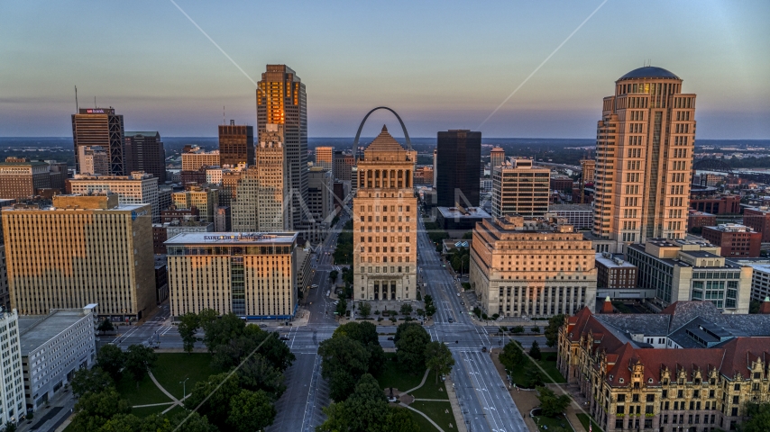 The Gateway Arch behind a courthouse at sunset, Downtown St. Louis, Missouri Aerial Stock Photos DXP001_036_0002