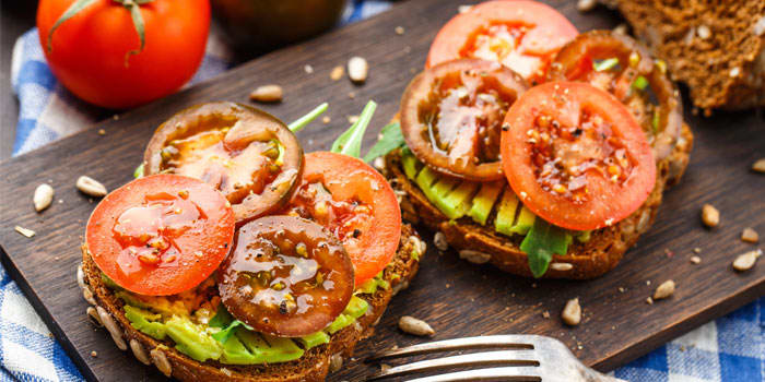 Avocado Toast With Tomatoes