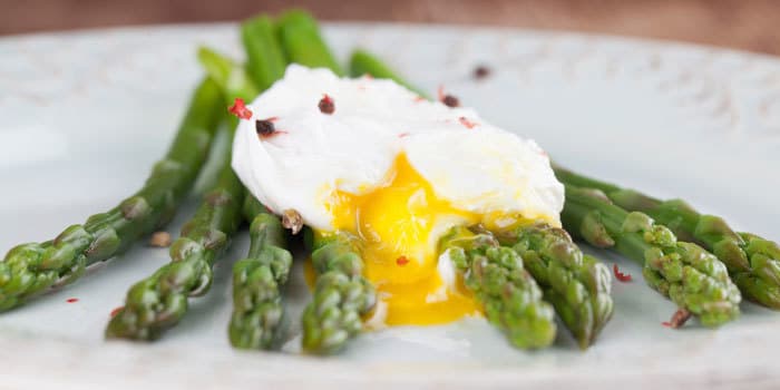 Poached Eggs with Asparagus Recipe | The Beachbody Blog