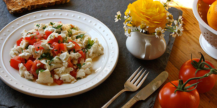 Egg White Scramble With Goat Cheese, Tomato, and Parsley