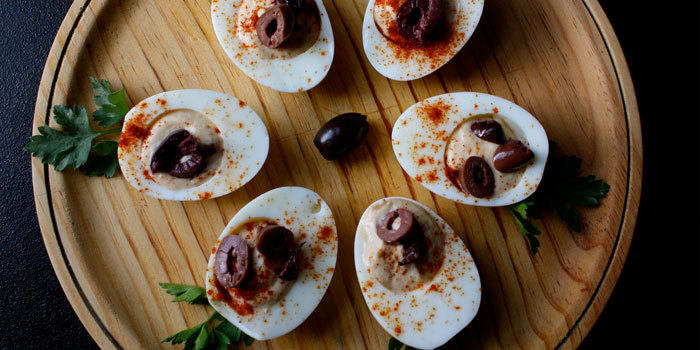 Hummus-Filled Eggs