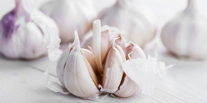 5 Tips That Work to Remove the Smell of Garlic from Your Hands