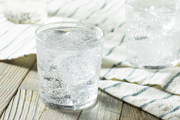 Agua de manantial con hielo en un vaso