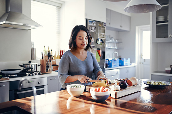 Mujer joven, cocina, en casa