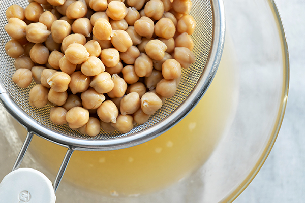 Drainage of cooked chickpea aquafaba