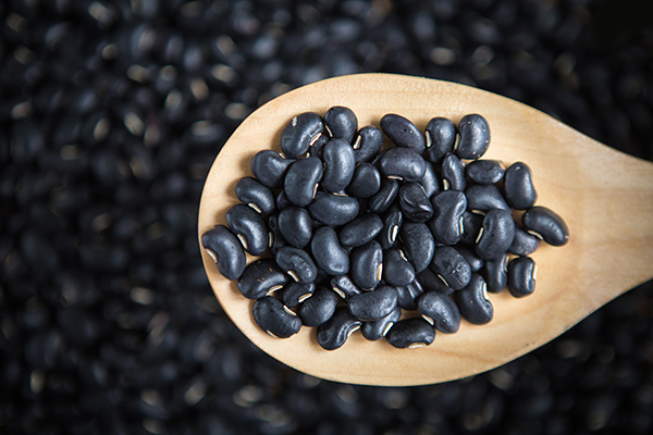 Frijoles negros en una cuchara