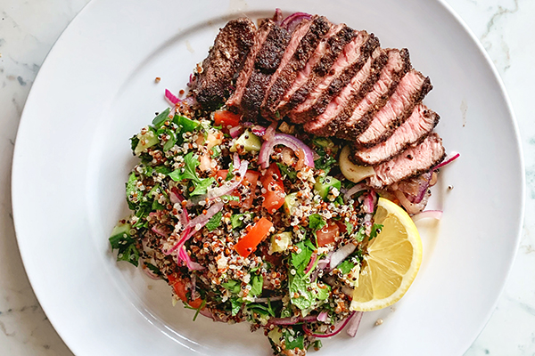 Bistec a la plancha en rodajas con verduras en un plato