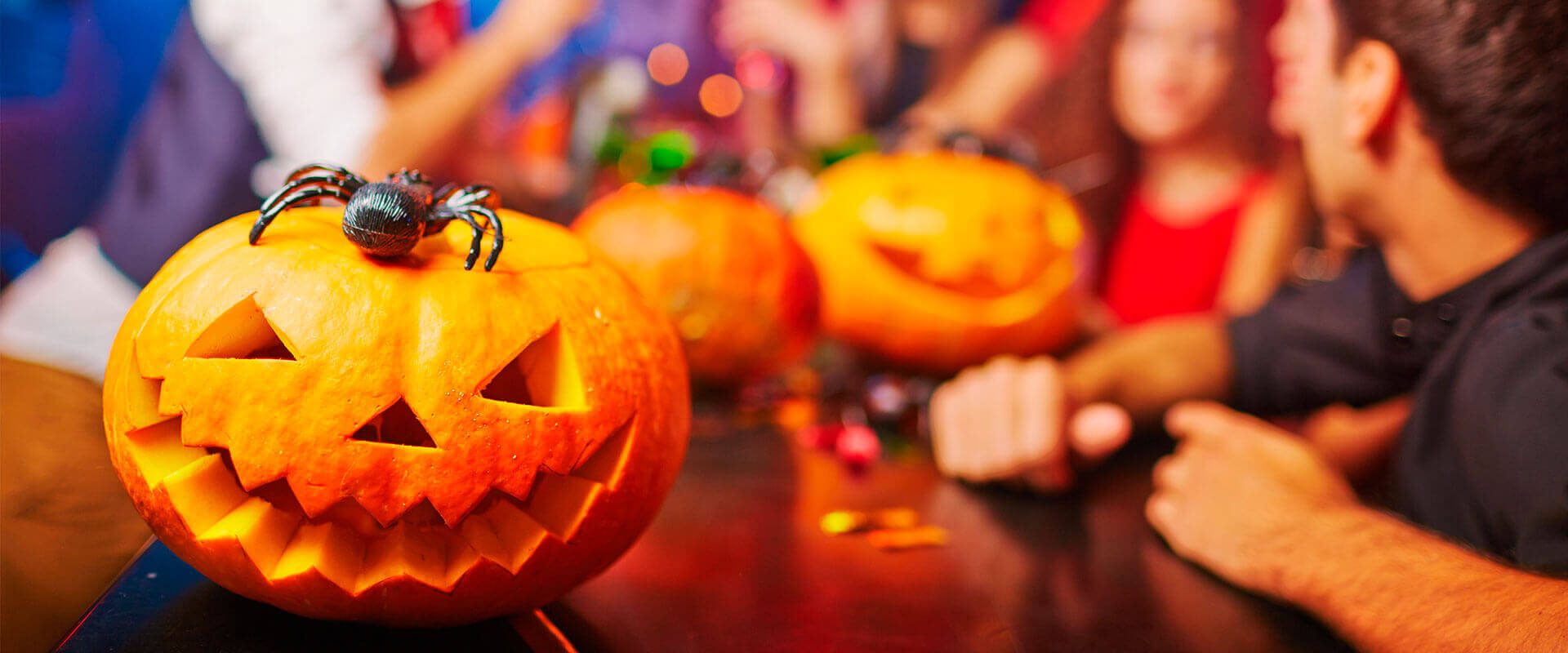 Fiesta de Halloween ambientada con las luces láser Startastic.