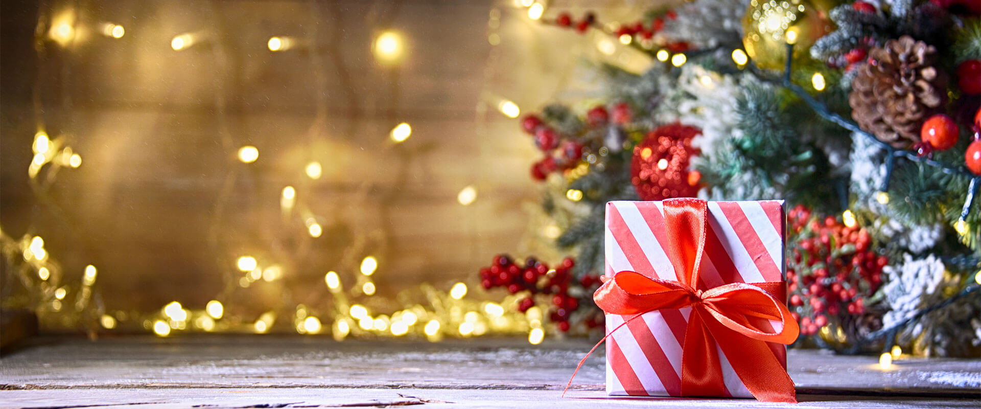 Pequeño regalo debajo del árbol de navidad.