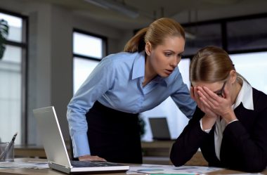 O que configura o assédio moral no ambiente de trabalho?