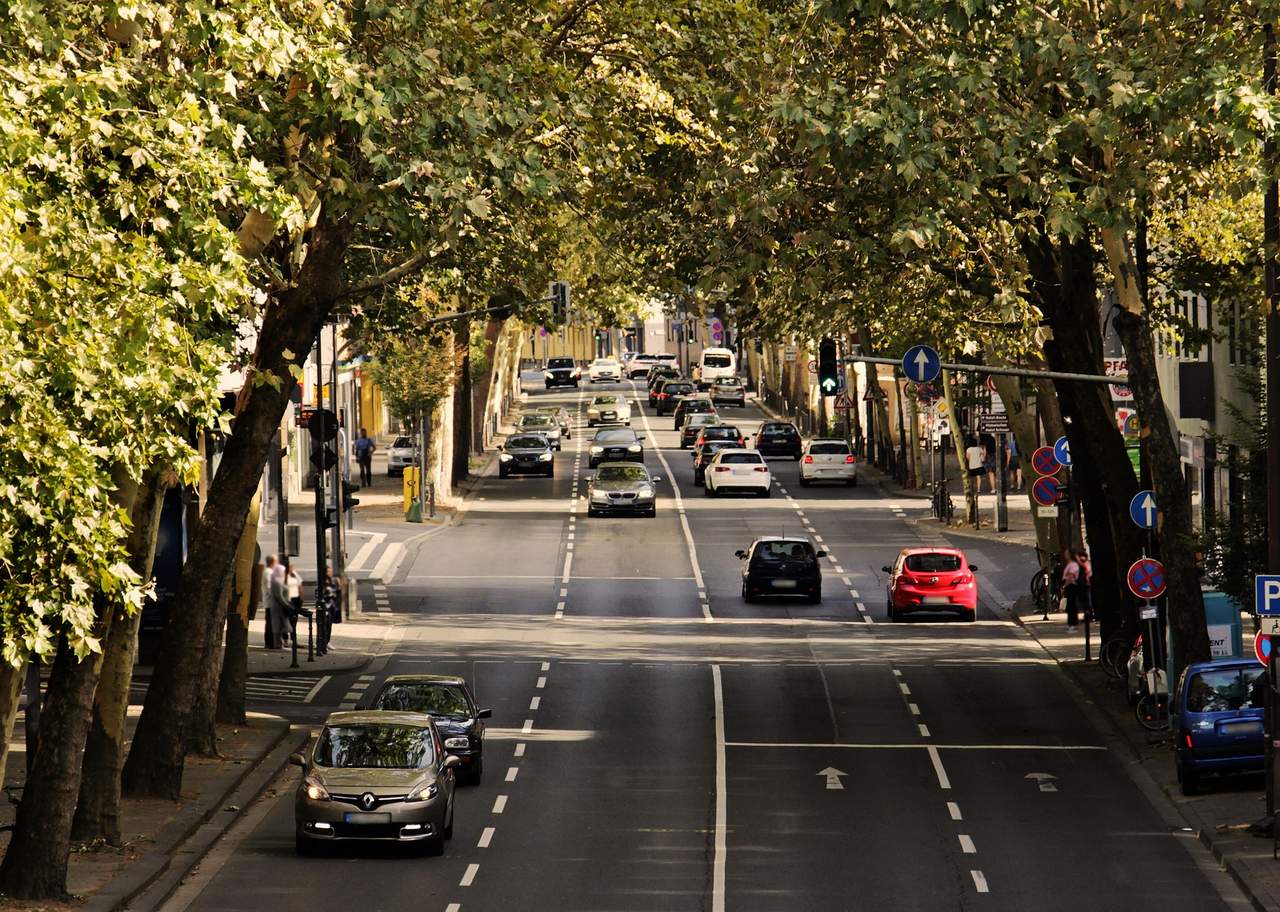 carros em movimento nos dois sentidos da rua