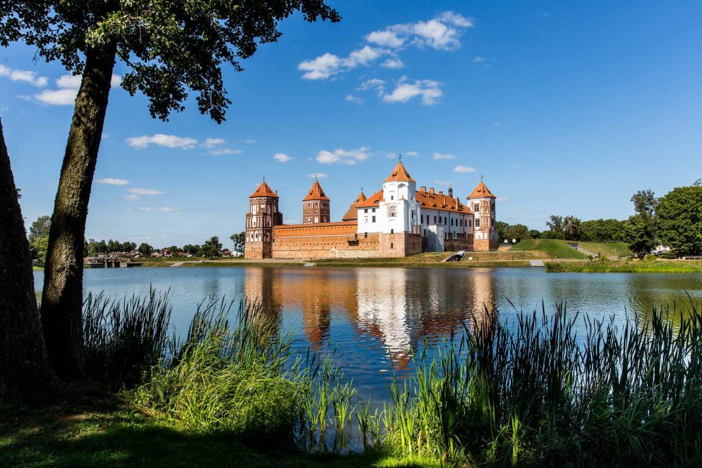 BlueSkyTraveler.Belarus.MirCastle