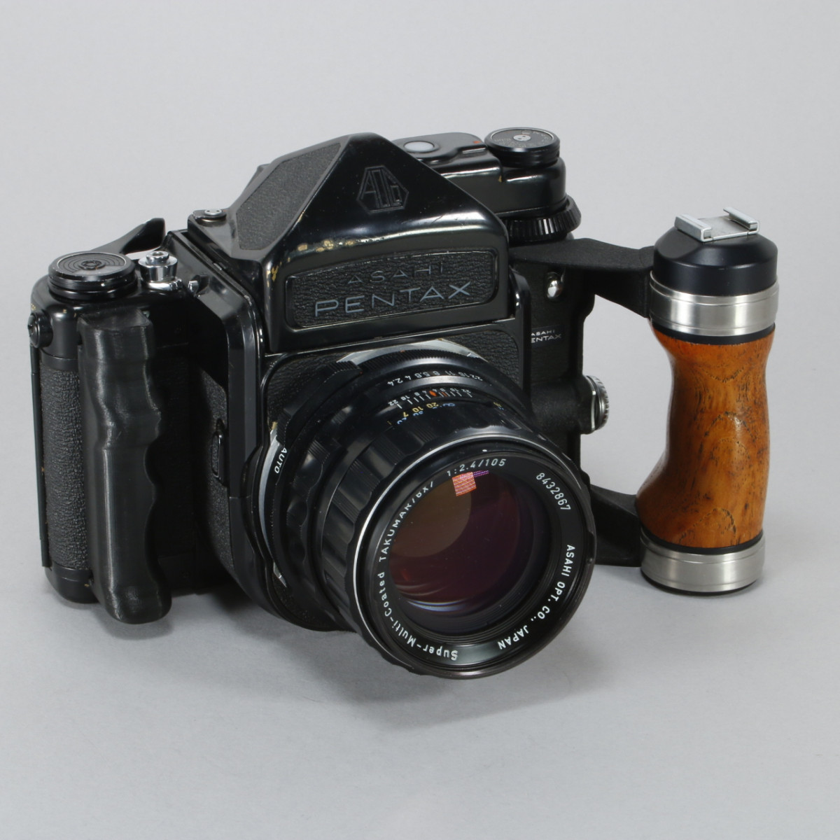 Pentax 6x7 MLU Camera Kit with Pentax 105mm f2.4 SMC Lens, Wood Grip