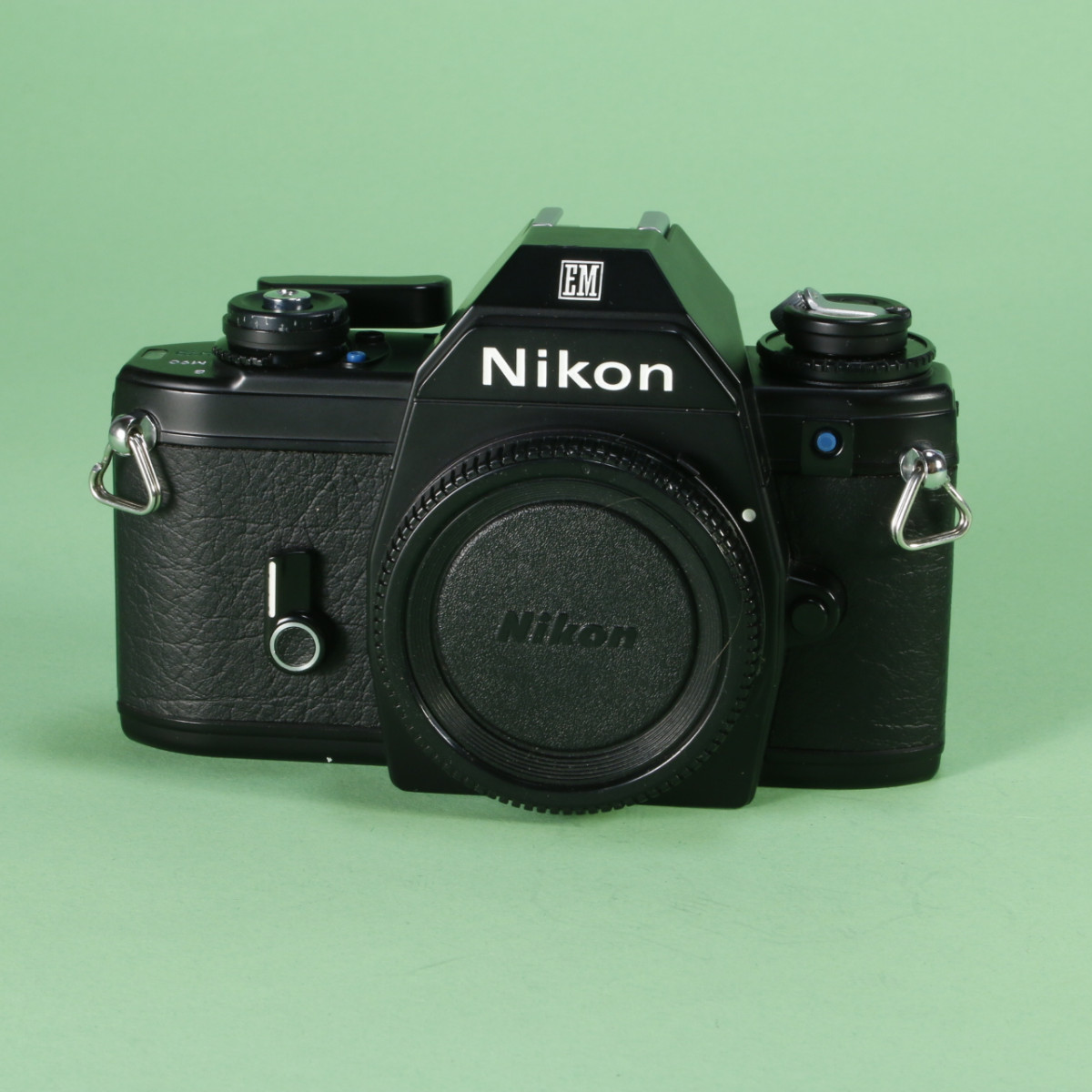 ㈱ニコン贈の銘が入った品！実働品！Nikon EM +モータードライブMD-E付 Nikon EMを救出しました | Photograph to Life ～生活に写真を～