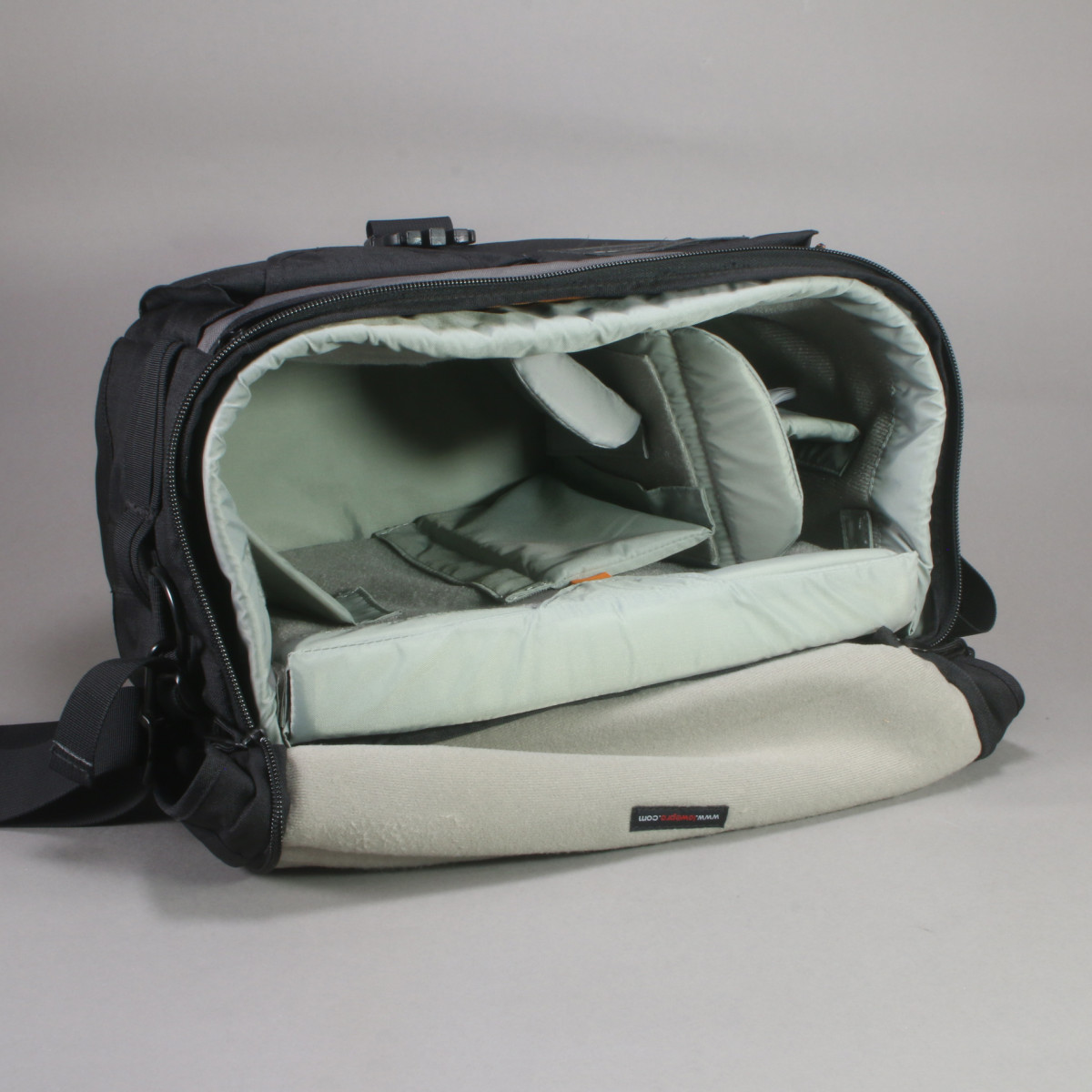 Lowepro Stealth Reporter D550 AW Camera Shoulder Bag