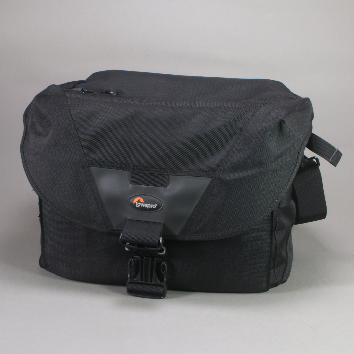 Lowepro Stealth Reporter D550 AW Camera Shoulder Bag