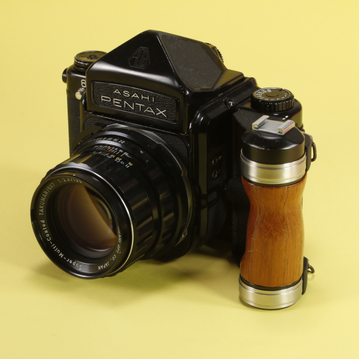 Pentax 6x7 MLU Camera Kit with 105mm f2.4 Lens and Wood Grip Pentax 6x7 MLU Camera Kit with 105mm f2.4 Lens and Wood Grip