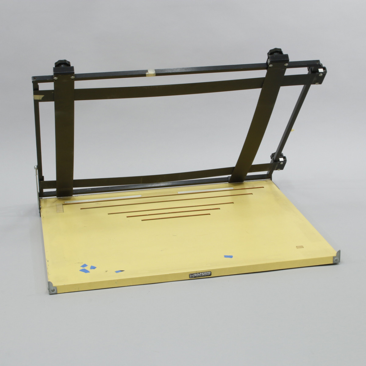 Saunders UA2024 20x24 4-Bladed Clutch-Drive Easel | Blue