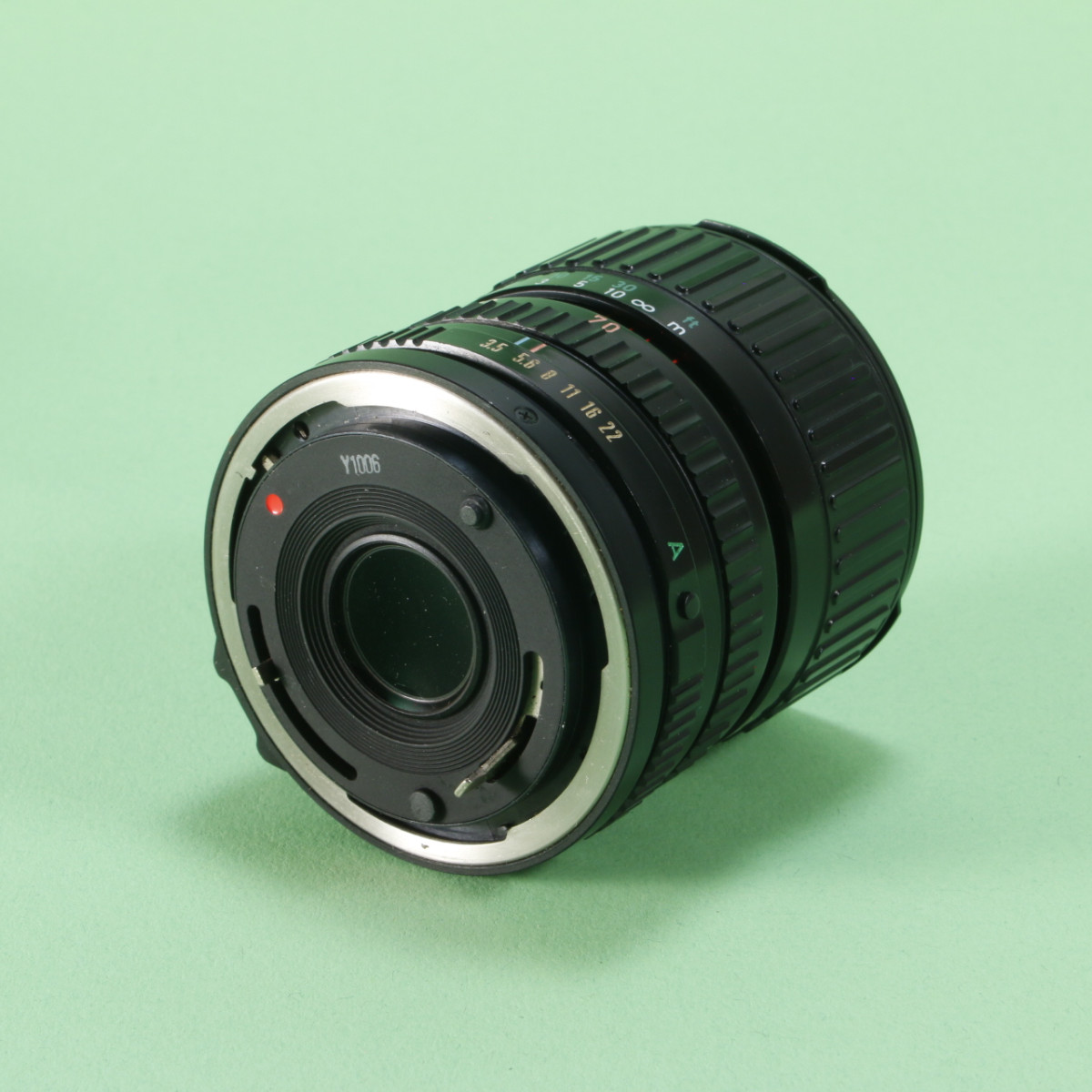 【L2200】 Canon AE-1 + FD 35-70mm 3.5-4.5 Canon AE-1 35mm SLR Camera + FD 35-70mm F3.5-4.5 Lens w/Bag