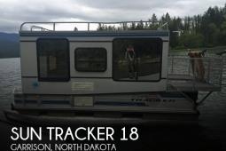 1993 Sun Tracker 18 Tritoon cabin