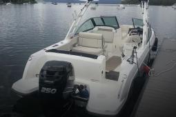 2016 Boston Whaler 230 Vantage