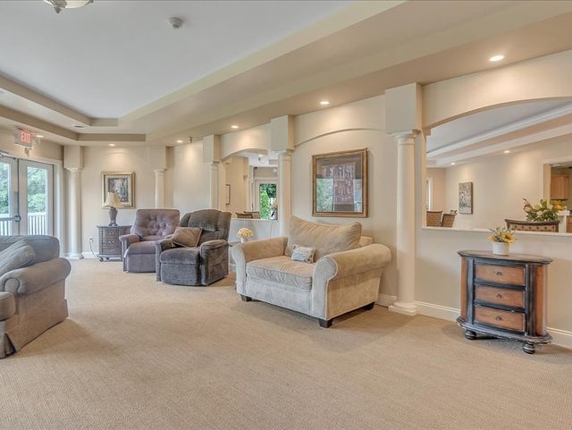 WATERFORD OAKS SENIOR CARE EAST - Assisted Living Home photo 3 in WATERFORD, MI