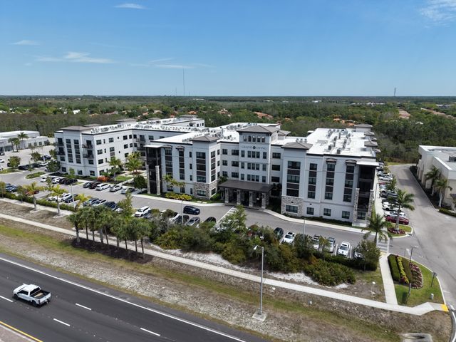 GRAND LIVING AT NAPLES