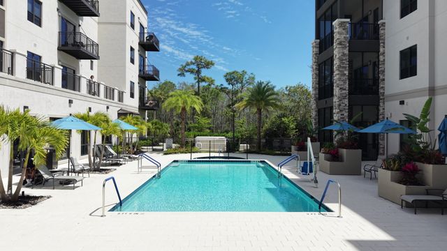 GRAND LIVING AT NAPLES