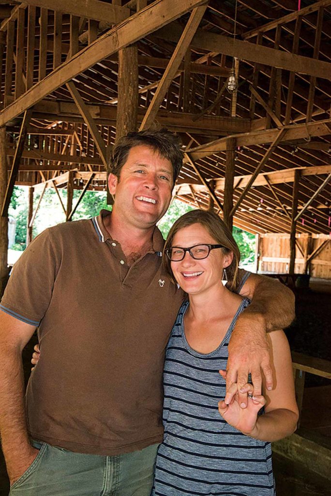 Jamie et Amy Ager ont réoriente Hickory Nut Gap Farm il y a 15 ans avec leurs viandes organiques de pâturage.