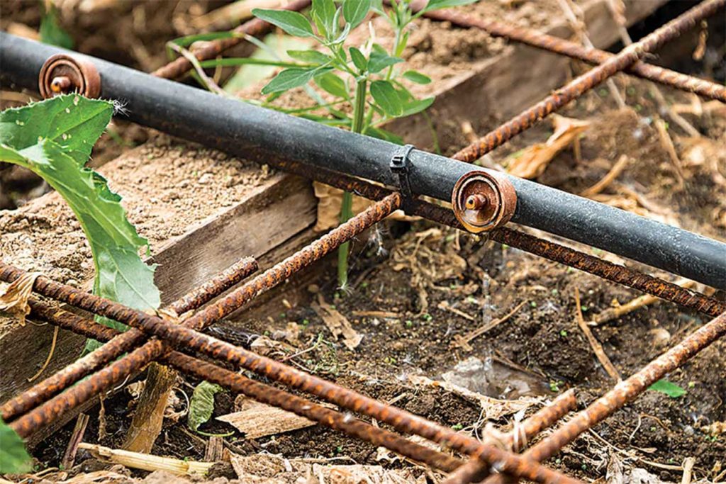L’irrigation goutte-à-goutte applique la solution à un mélange de terre et paille dans un Phytobac. L’Europe en compte plus de 3000.