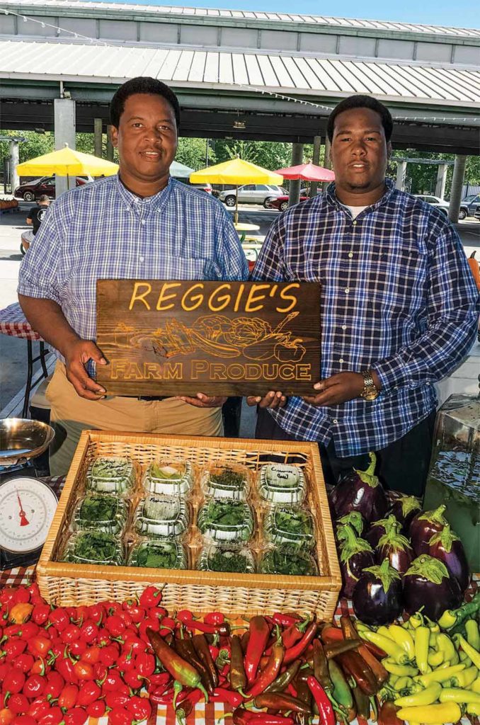 Reggie Marshall Sr. et Jr. à leur étalage du marché agricole de Nashville.