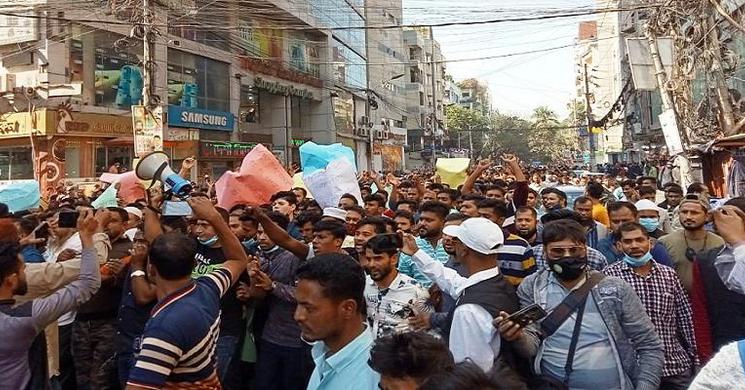 উত্তরায় নির্যাতন ও উচ্ছেদ বন্ধে হকারদের বিক্ষোভ